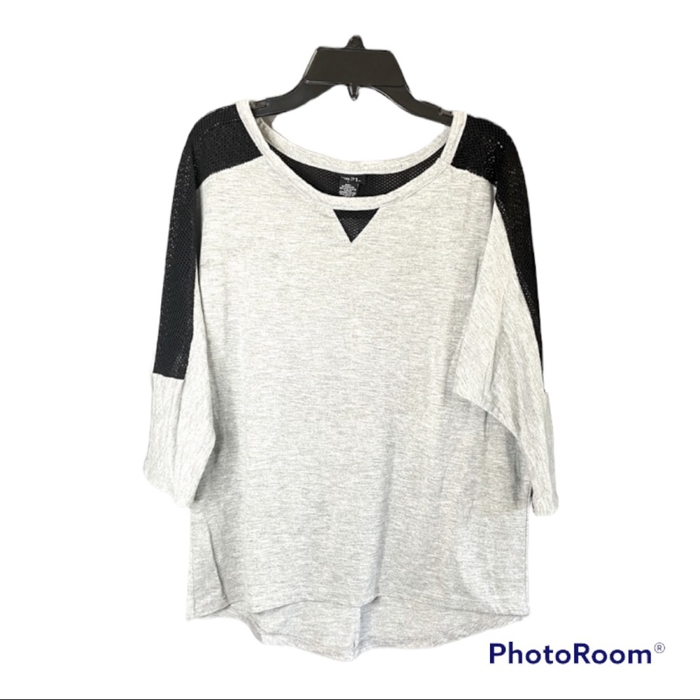 🖤Grey mesh detailed top 🖤 3/$15